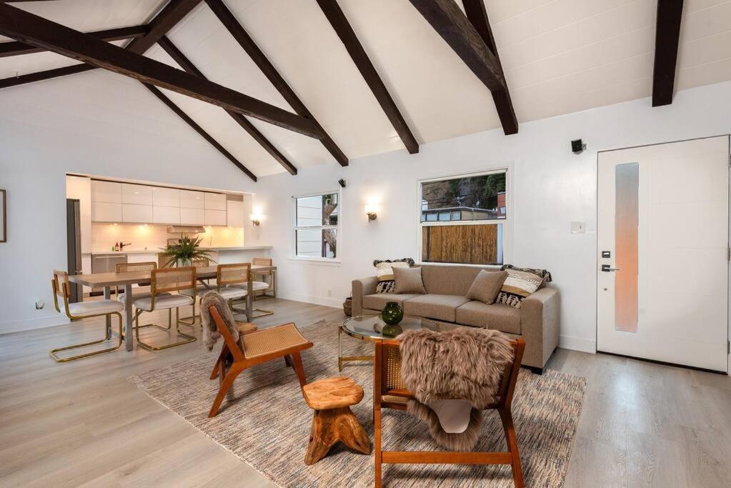 Luxurious Bel Air W/ Jacuzzi! 2bd 2ba Appartement *