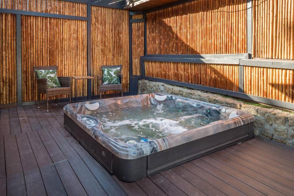 Luxurious Bel Air W/ Jacuzzi! 2bd 2ba Appartement